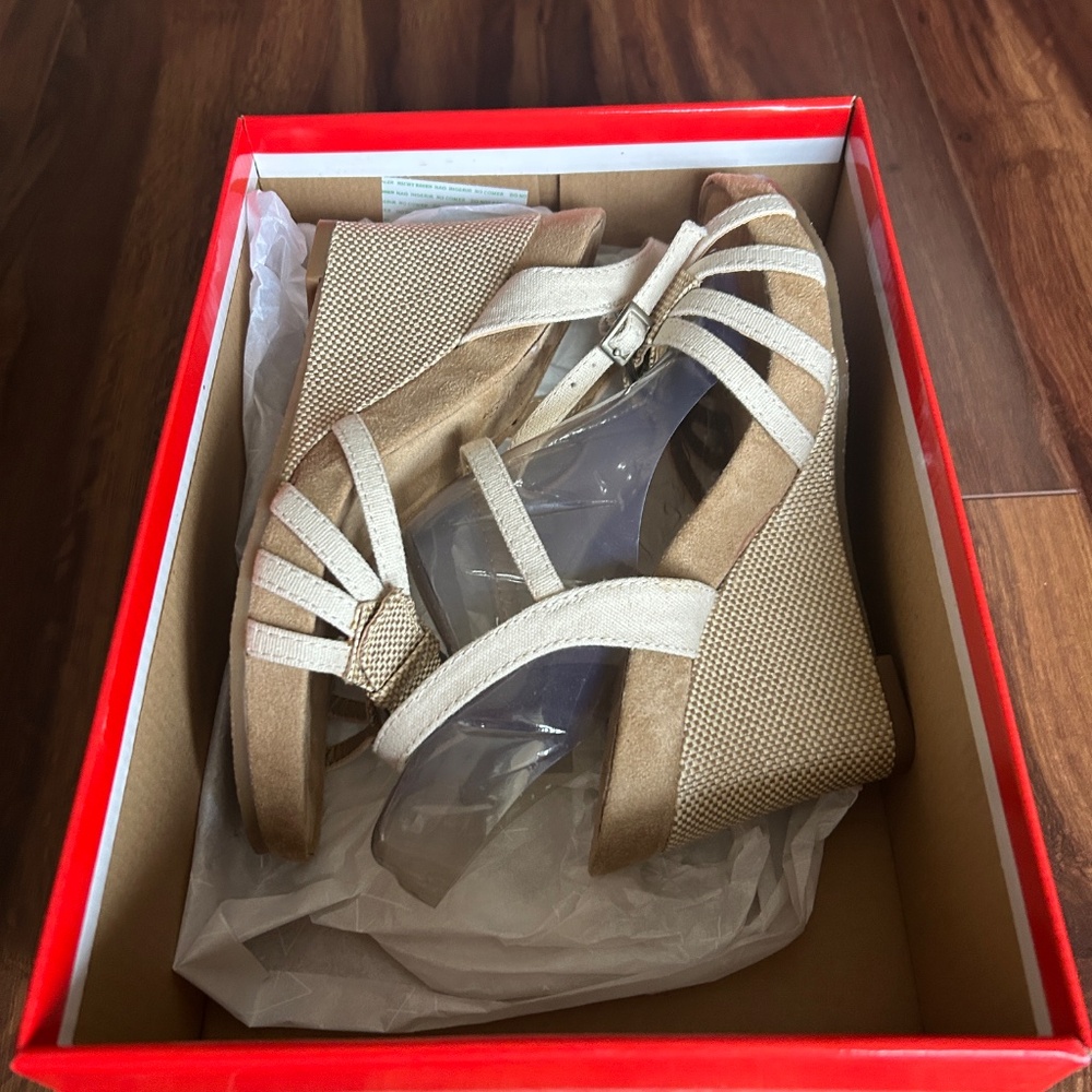 Aerosoles Tan & Cream Buckle Wedge Heels, Size 5.5 NIB - Picture 2 of 7